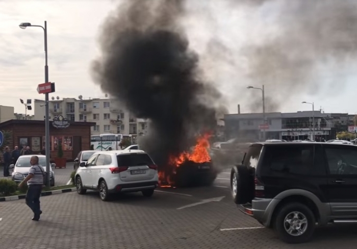 В Ужгороді на стоянці біля "Дастору" згорів Volkswagen
