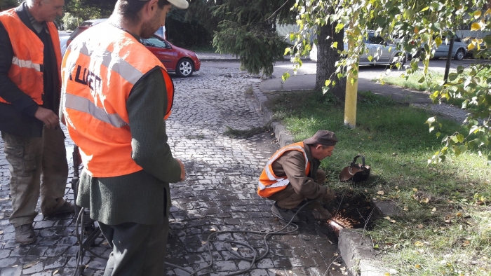 В Ужгороді на місці викрадених встановлюють нові каналізаційні решітки