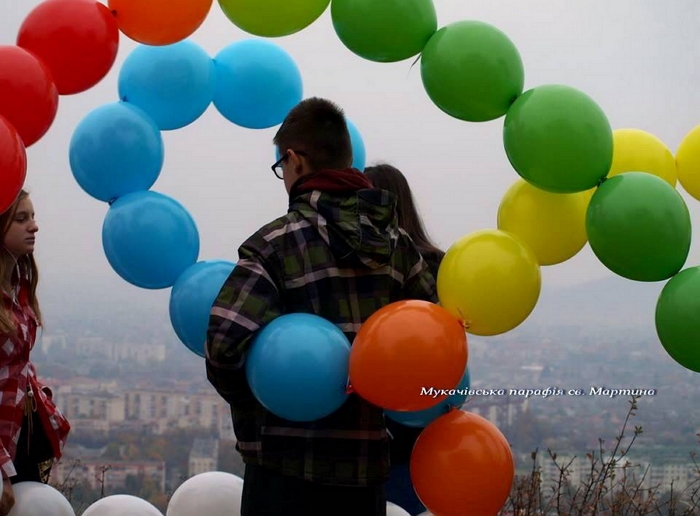 "Розарій" із різнобарвних кульок злетів у небо над Закарпаттям