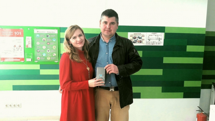 Іван Завадський з Ужгорода виграв сучасний смартфон від "ПриватБанку"