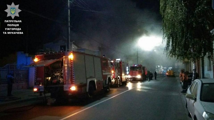 Унаслідок нічної пожежі в обласному центрі Закарпаття вогонь охопив декілька будинків