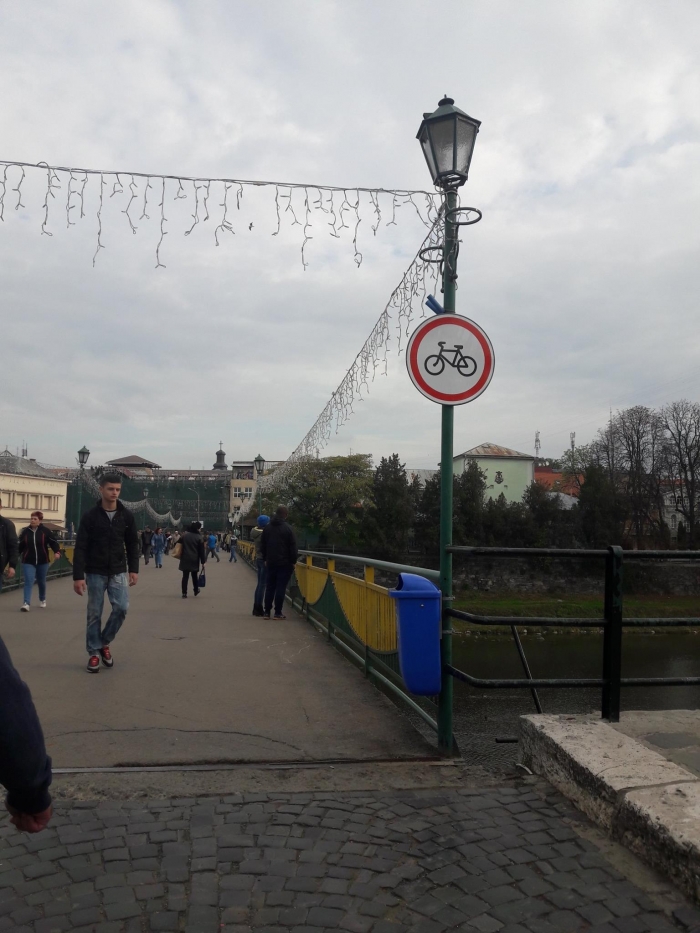 На пішохідному мості в Ужгороді встановили дорожні знаки – «Рух на велосипеді заборонено»