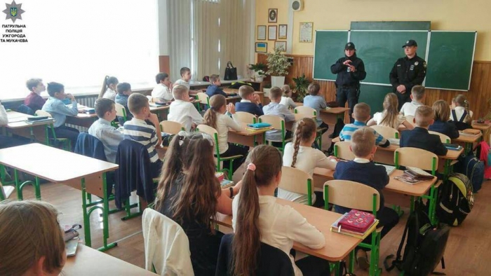 Патрульні провели в Ужгороді «Освітній тижневик» для школярів