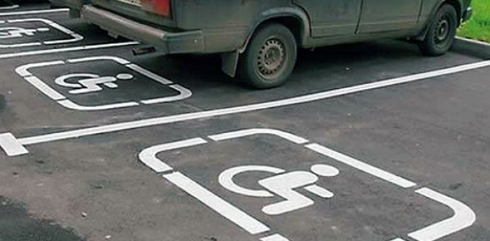 Чотирикратні розміри штрафів загрожують від сьогодні тим, хто займає місця для інвалідів на парковці