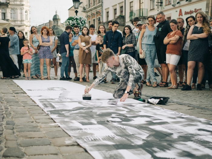 Молодий художник представив в Ужгороді оpen air арт-шоу «10 метрів твоїх можливостей»