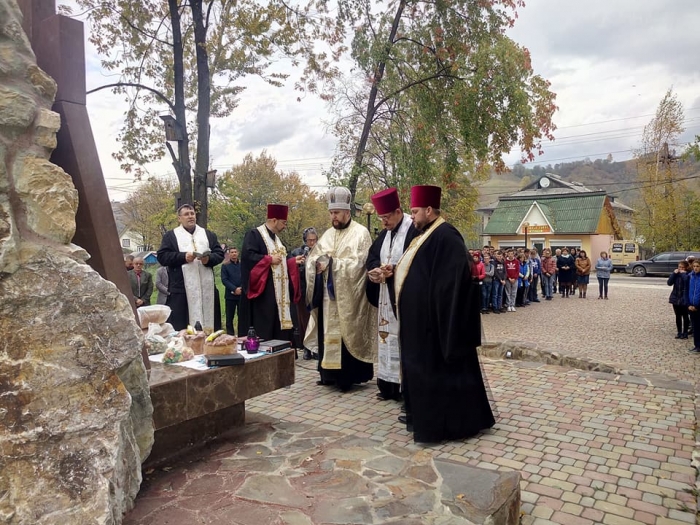 Хрест на місці, де буде зведено український православний храм, освятили у горах Закарпаття