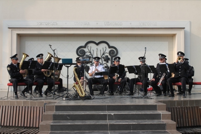 Поліцейські музики закрили сезон виступів на відкритому повітрі в Ужгороді — до весни-2018