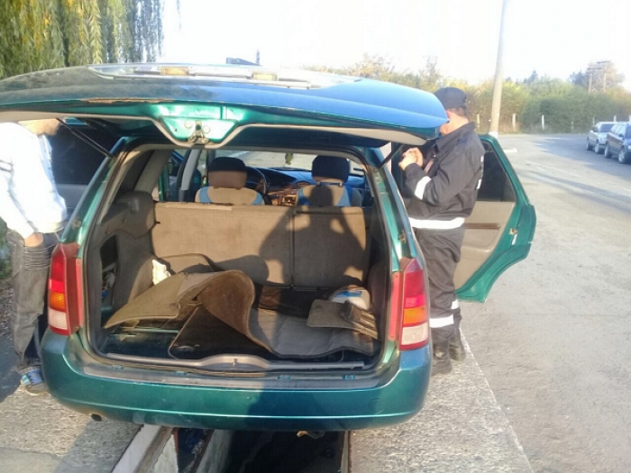 Сховок з тютюном виявили стражі кордону в автомобілі українця