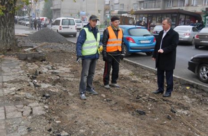 В районі обласної лікарні в Ужгороді викладуть нову тротуарну плитку