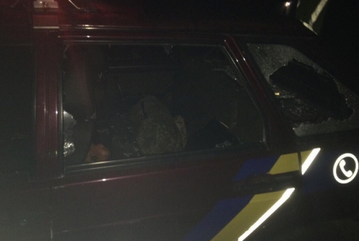 Поліцейська автівка постраждала від нападу агресивного "дуету" чоловіка з дружиною на Закарпатті!