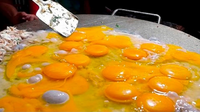 На 2-х здоровенних пательнях зготують рекордну гігантську яєчню у сусідів Закарпаття
