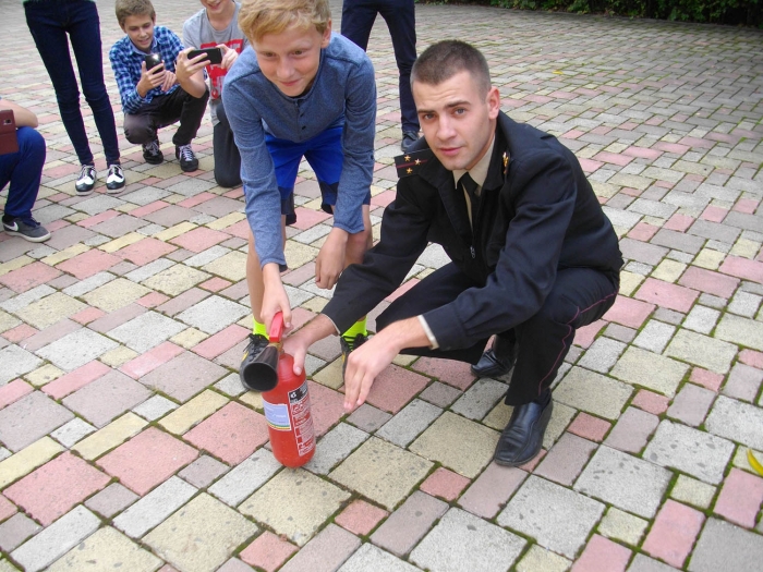 Ужгородські діти на вулиці Загорській вчилися користуватися первинними засобами пожежогасіння