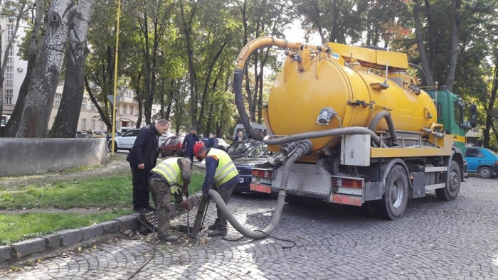 У центрі Ужгорода на Гойди чистять вуличну зливову каналізацію