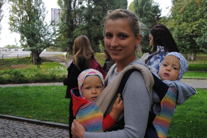 Ужгородські мами: носити дитину на відстані поцілунку – це зручно і корисно!