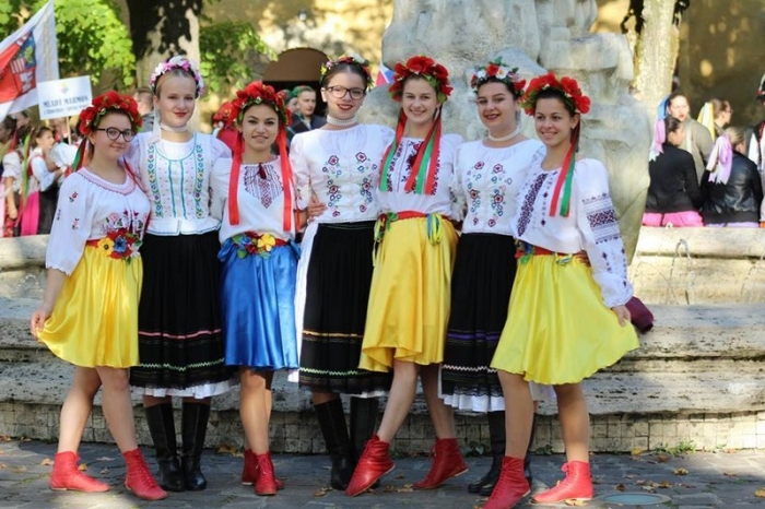 Закарпатки у яскравих національних костюмах "дефілювали" вулицями словацької Старої Любовні