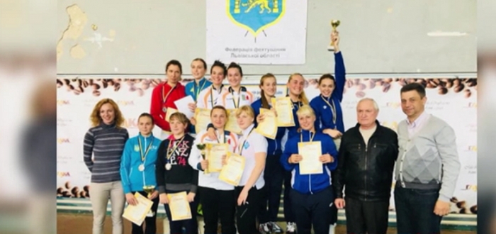 Жіноча збірна Закарпаття з фехтування на рапірах взяла золото Кубку України
