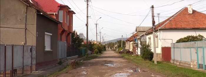 Контрастне Мукачево: більшість вулиць одного з мікрорайонів міста не мають каналізації