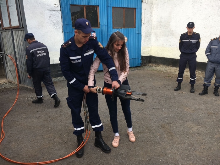 В Ужгороді рятувальники вчили студентів правил безпеки життєдіяльності