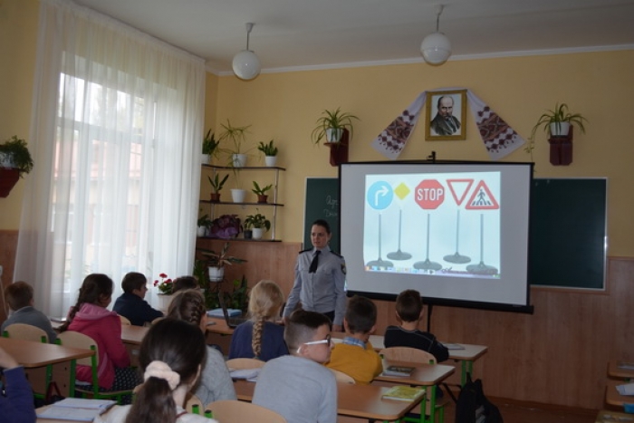Ужгородських п’ятикласників працівники поліції навчали правової дисципліни