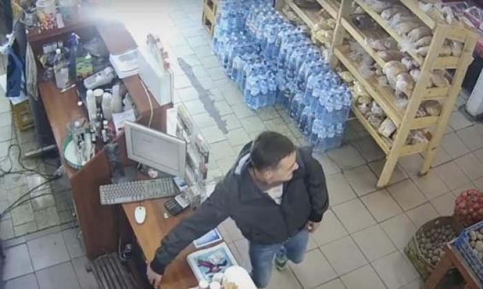 Поліція просить допомоги в розшуку чоловіка, який обчистив касу магазина в Мукачеві