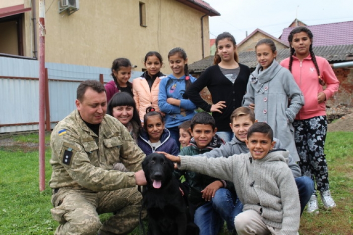 Працівники поліції показали ужгородським школярам вміння службових собак