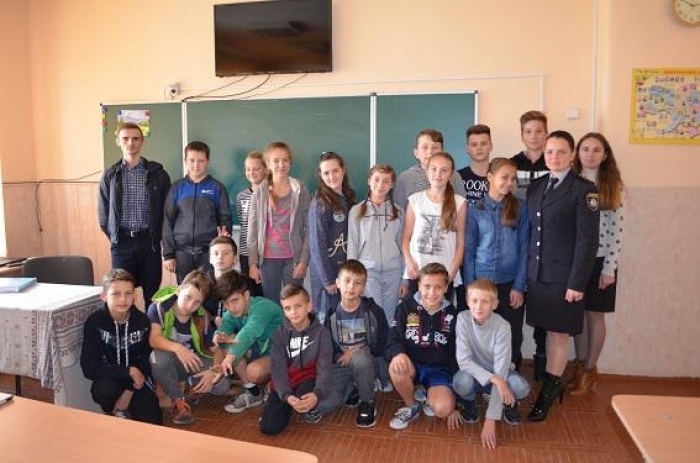 Поліцейські Закарпаття організували пізнавальний урок для учнів Ужгородського ліцею "Лідер" 