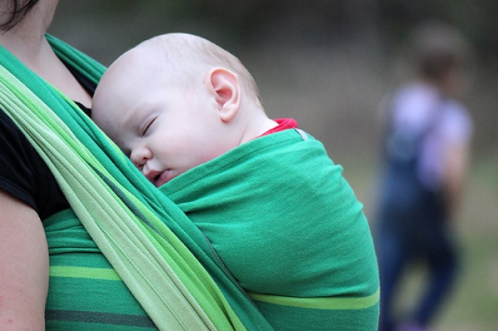 Тиждень слінгоносіння: мами в Ужгороді показали наскільки цей винахід безпечний для малюка