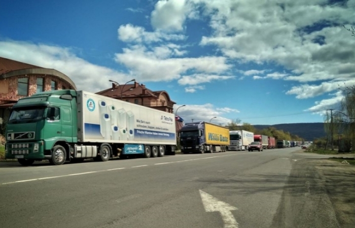 Відомі причини накопичення вантажівок на КПП "Ужгород"