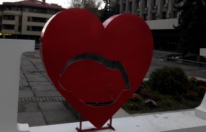 В обласному центрі вандали вчергове пошкодили знак "Я люблю Ужгород"