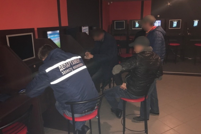 Закарпатська поліція вилучила гральну техніку в підпільному закладі на Тячівщині