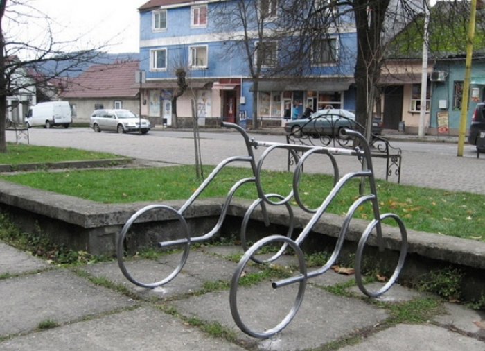 Оригінальний велопаркінг прикрасив центр найближчого міста біля столиці Закарпаття