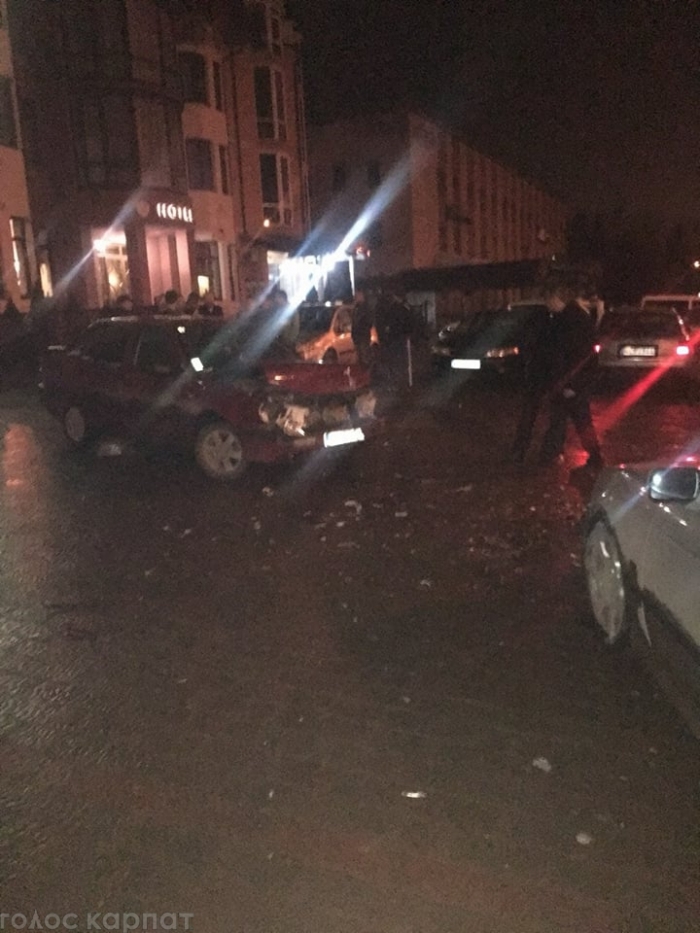 Німецьке авто врізалося у припаркованого "румуна" у закарпатському Севлюші