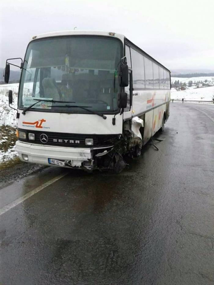На трасі Київ-Чоп не розминулись туравтобус і "Пежо": 2 людини загинули, троє — у лікарні