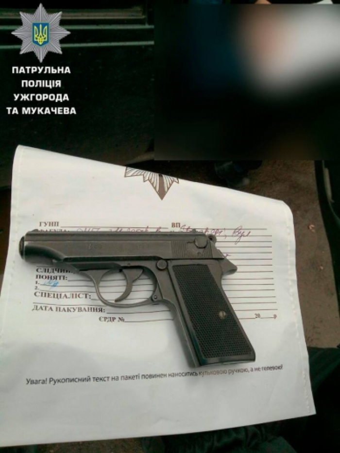 Керманич автівки в Ужгороді не знайшов іншого аргументу, аніж ...пістолет!