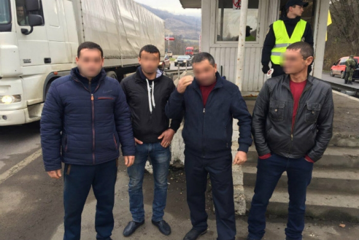 Закарпатська поліція "знайшла" в іномарці "квартет" незаконних мігрантів