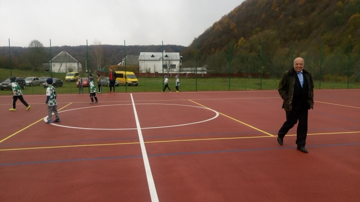 Іршавське село Бронька отримало багатофункціональний спортивний ігровий майданчик
