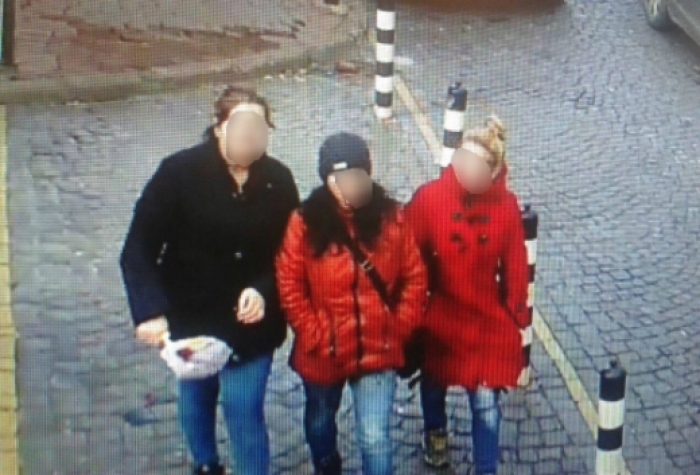 Трьох молодих мукачівок зафіксували відеокамери під час крадіжки гаманця з рюкзака перехожої