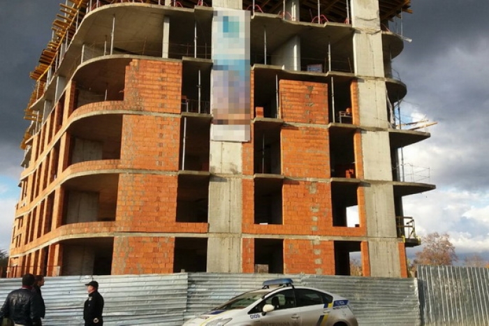 Трагічний випадок в Ужгороді: будівельник впав з четвертого поверху, і отримав травми, що призвели до смерті