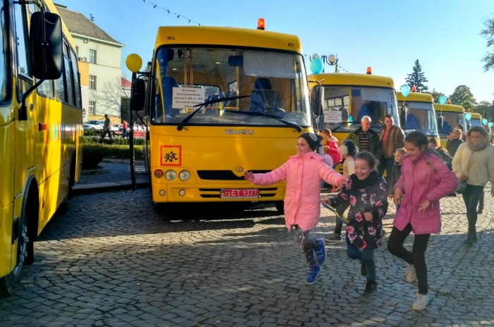 Новенькі шкільні автобуси поїхали до 13 шкіл Закарпаття