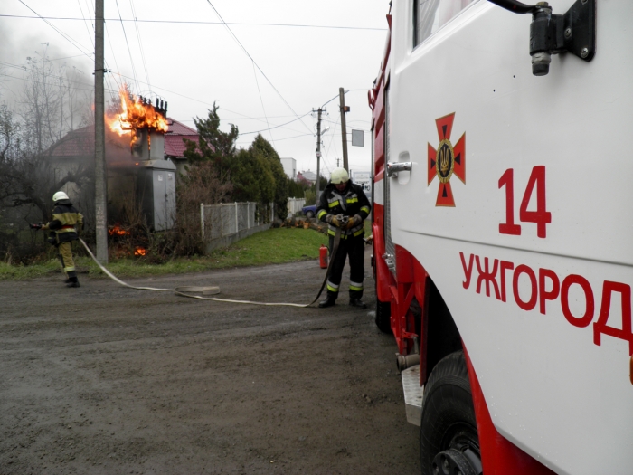 На Ужгородщині вогнеборці гасили пожежу на трансформаторній підстанції