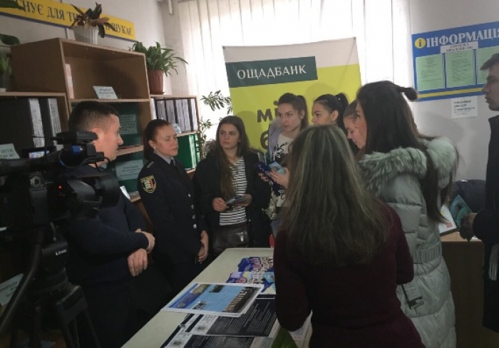 Закарпатські поліціянти показали переваги своєї професії на "Ярмарку вакансій"