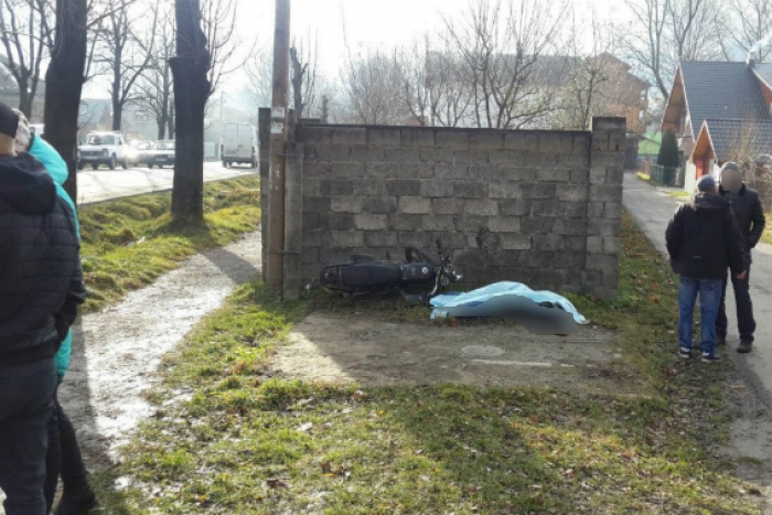 На Рахівщині водій мотоцикла «Мустанг» без шолома в’їхав у бетонну огорожу – смерть на місці