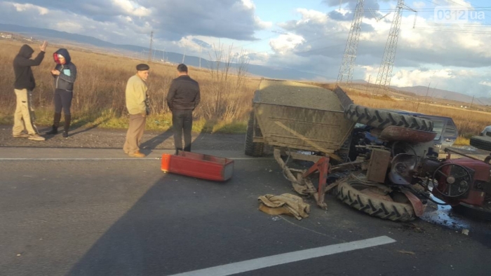 На трасі Ужгород-Мукачево "Фольксваген" врізався у трактор