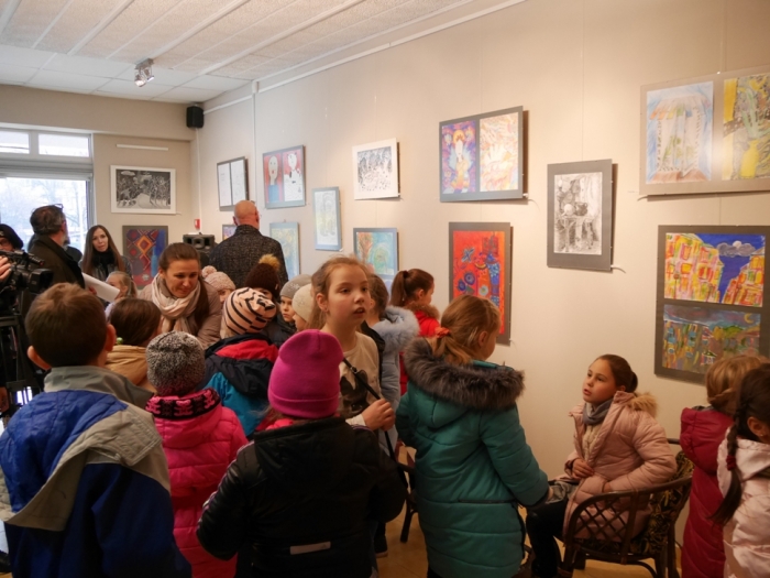 Виставка-конкурс художніх творів вихованців Ужгородської ДШМ відкрилася в арт-кафе «Арт Про»