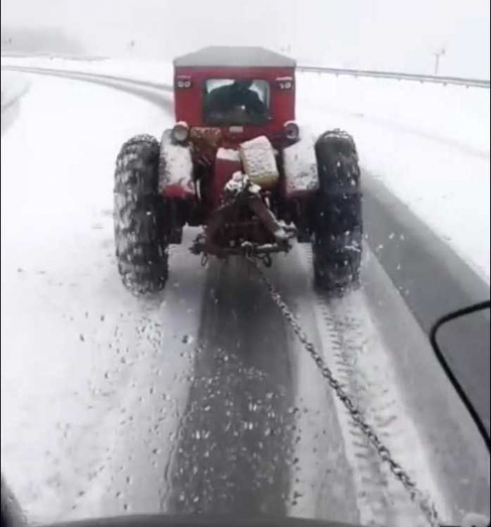 Трактори тягають фури через перевал поміж Закарпаттям і Львівщиною