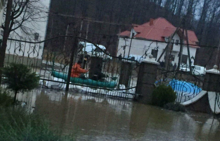 Людей із підтопленого села на Закарпатті евакуйовували на моторних човнах