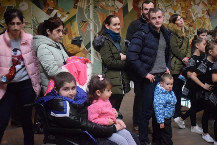 Юних чорнобильців та дітей з фізичними вадами вітали подарунками владні Святі Миколаї в Ужгороді 