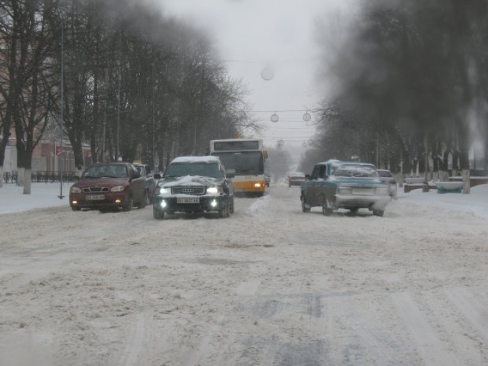 Снігова каша на дорозі в Карпатах — вкрай небезпечна!