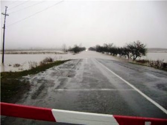 Дороги на Закарпатті перекриті через паводки
