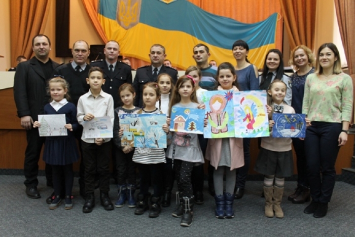 Закарпатська поліція нагородила діток правоохоронців - переможців конкурсу дитячого малюнка (ФОТО)
